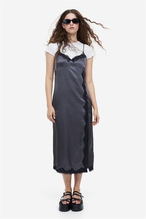 Атласное платье-комбинация с кружевной отделкой - Фото 12546579