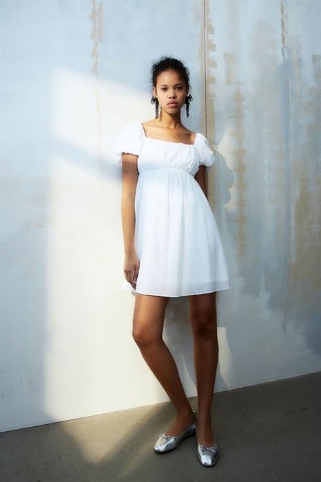 Платье-бебидолл с пышными рукавами - Фото 12588265