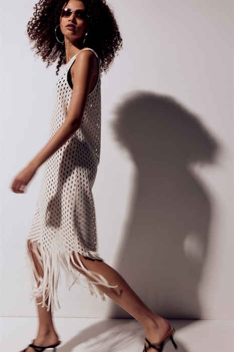 Трикотажное платье в стиле вязания крючком с отделкой бахромой - Фото 12588312