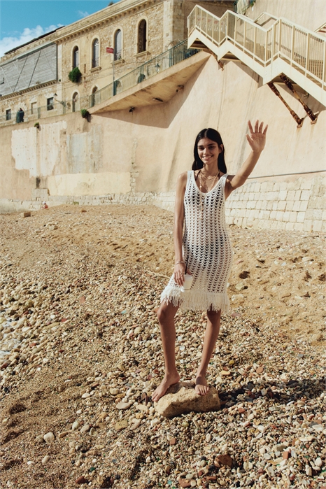 Платье из дырявого трикотажа с отделкой бахромой 1285991001 - Фото 13556476