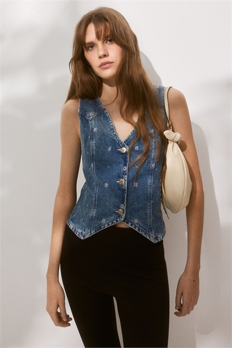 Джинсовая жилетка с вышивкой 1269201003 - Фото 13650744