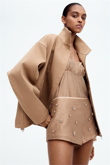 Мини-шорты, украшенные стразами 1289728001 - Фото 13768957