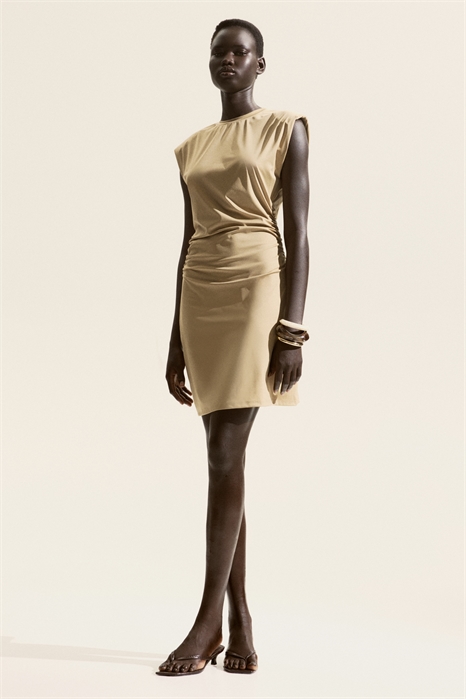 Платье из интерлока с накладками на плечах 1300154001 - Фото 13802414