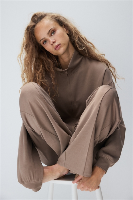 Брюки из супермягкого трикотажа со складками спереди 1299244003 - Фото 13830663