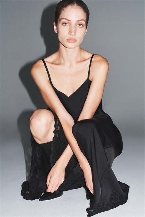 Атласное платье с кружевными вставками 1299539001 - Фото 13882379