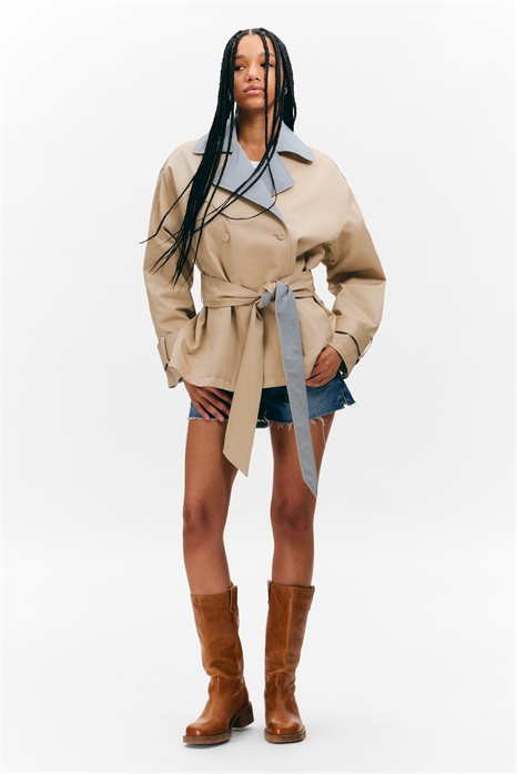 Короткий двубортный тренч с отворотом 1289708002 - Фото 13955522