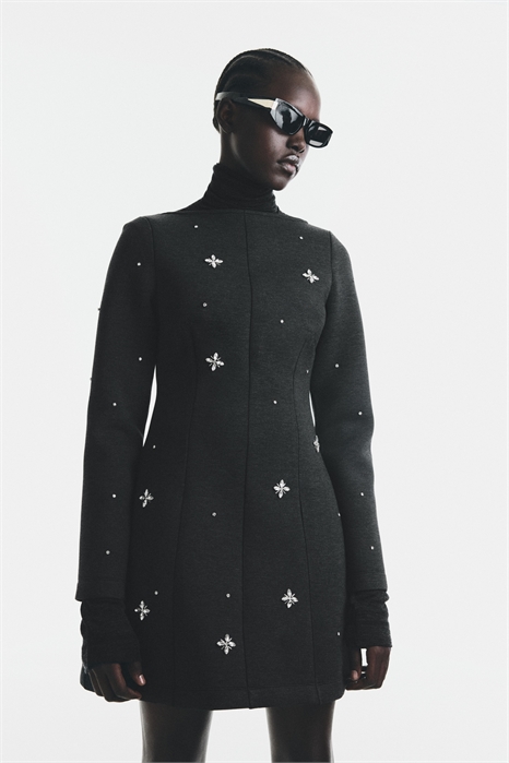 Платье из скубы, украшенное стразами 1313529001 - Фото 13982554