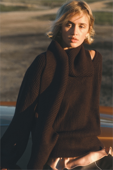 Джемпер с воротником-шарфом из ребристой вязки 1300276002 - Фото 13990522