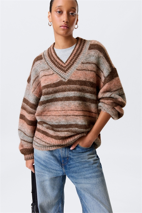 Вязаный свитер с V-образным вырезом в стиле оверсайз артикул 1314990001