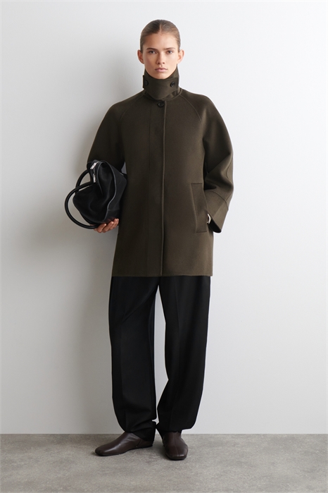 Короткое шерстяное пальто с вороненым вырезом и двойной отделкой 1321637001 - Фото 14181621