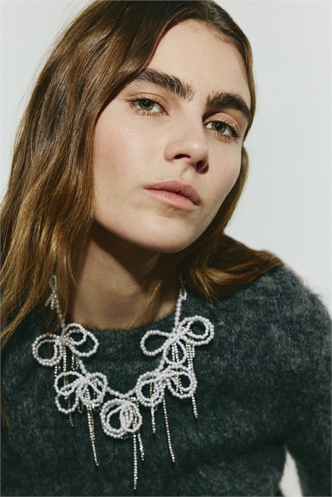 Ожерелье с бантиками из бисера артикул 1319414001