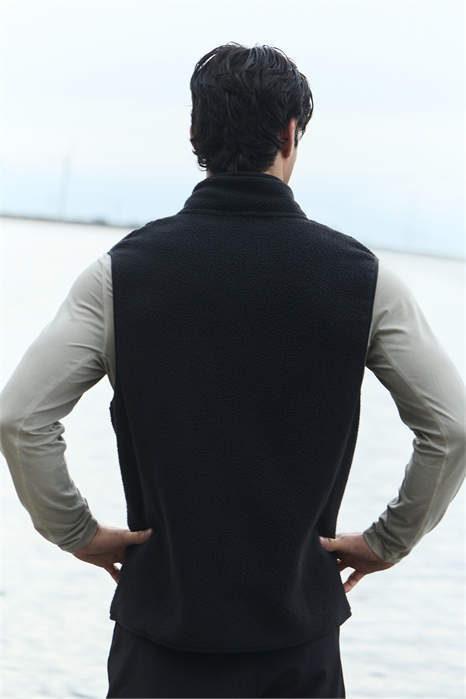 Спортивная жилетка из фактурного флиса артикул 1312654001