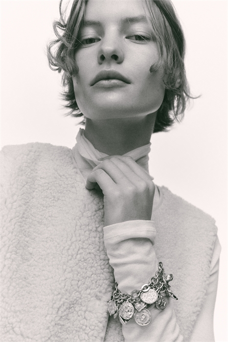 Плюшевая жилетка артикул 1324894001