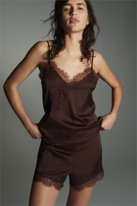 Пижама из атласа с кружевной отделкой артикул 1333799001