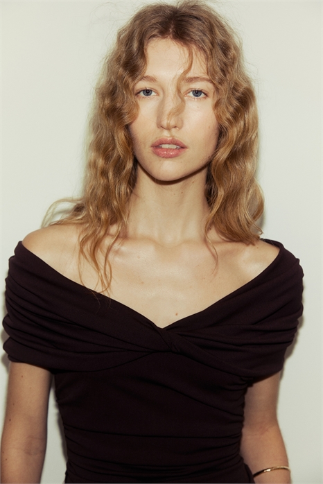 Топ с открытыми плечами и закрученными деталями артикул 1341738001