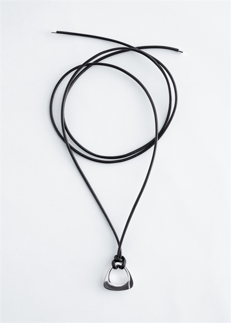 Колье с подвеской на шнурке артикул 1321803002