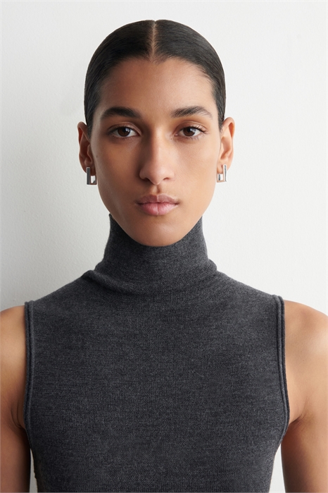 Прямоугольные серьги-кольца артикул 1329285001