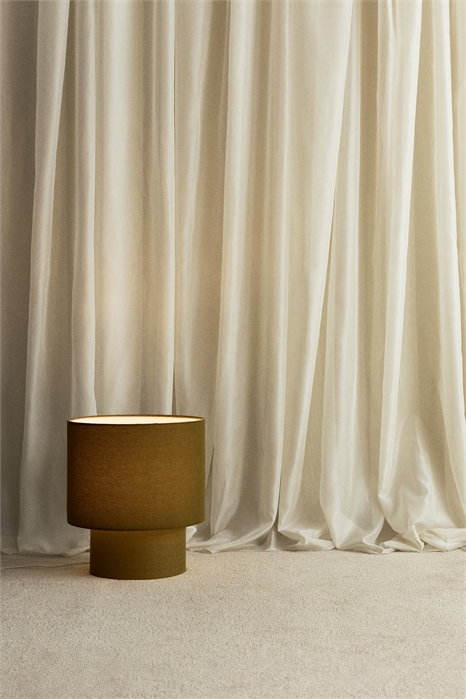 Большая настольная лампа с тканевой отделкой артикул 1223603005