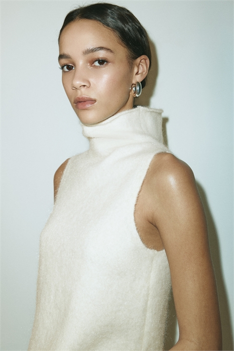 Вязаный топ с высоким воротником артикул 1319946001