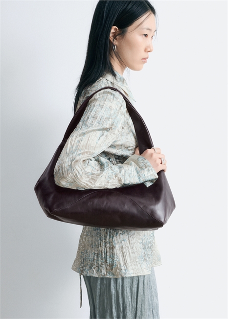 Изогнутая кожаная сумка через плечо артикул 1326587001