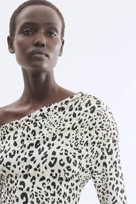 Топ с драпировкой и одним плечом артикул 1332407001