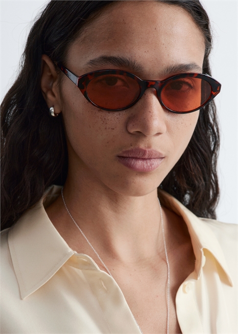 Солнцезащитные очки с овальной оправой артикул 1325788002