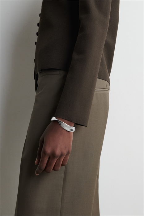 Браслет с закрученной лентой артикул 1322103002