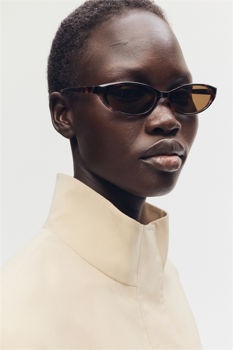 Овальные солнцезащитные очки артикул 1319732001