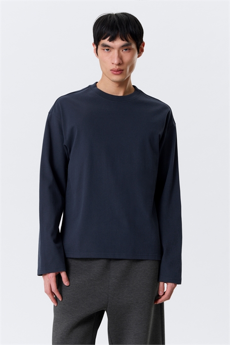 Свободная футболка с длинными рукавами артикул 1256964022