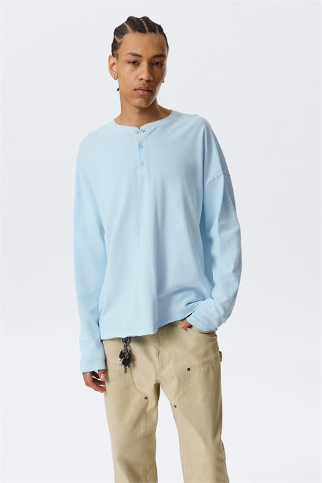 Свободная футболка с длинными рукавами и воротником-хенли артикул 1327571002