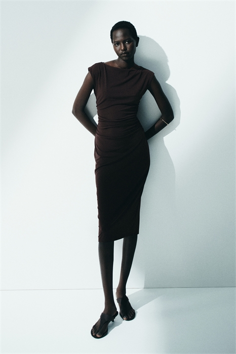 Платье с капюшоном на рукавах артикул 1239334018