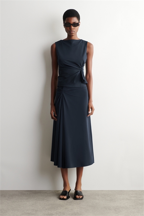 Джинсовая юбка средней длины с закрученными деталями артикул 1327027001