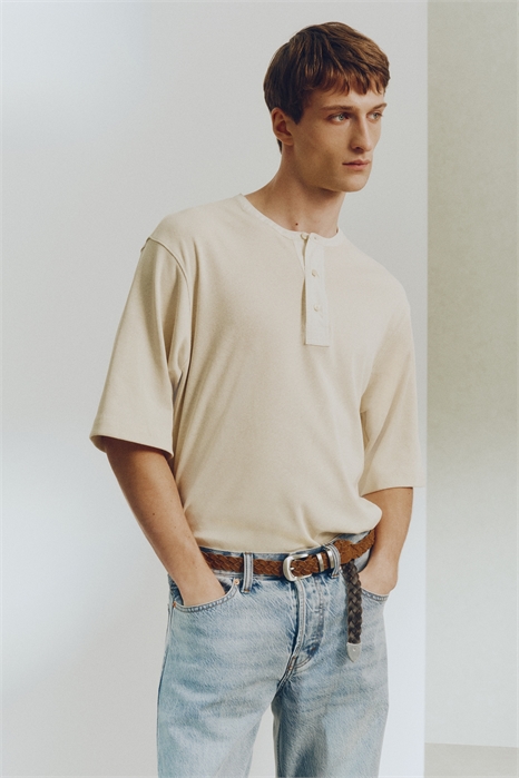 Свободный топ из смешанного льна с воротником-хенли артикул 1330279002