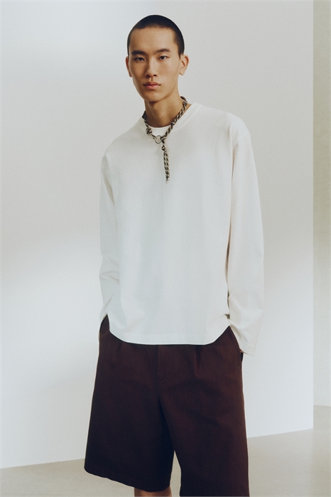 Хлопковая футболка с длинными рукавами и свободным кроем артикул 1330910001