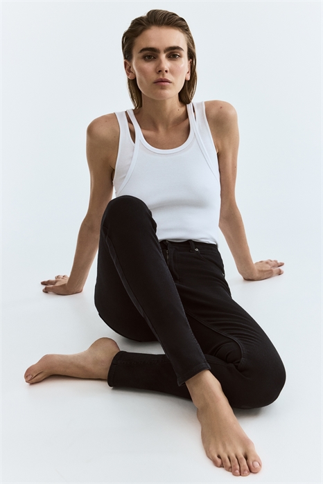 Джинсы с высокой талией и узкими брючинами артикул 1207354025