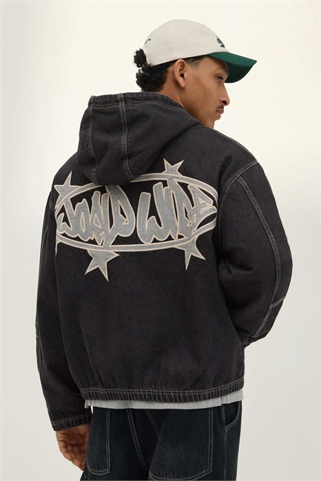 Джинсовая куртка с капюшоном, черного цвета артикул 155927420