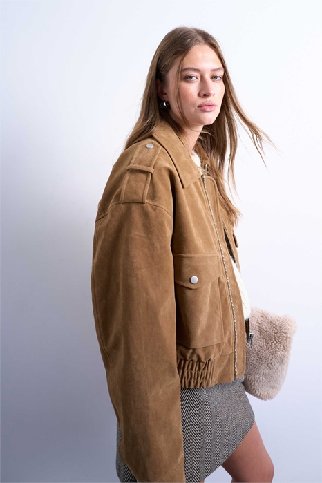 Короткая бомбер-куртка из искусственной замши с застежками-кнопками артикул 138929571