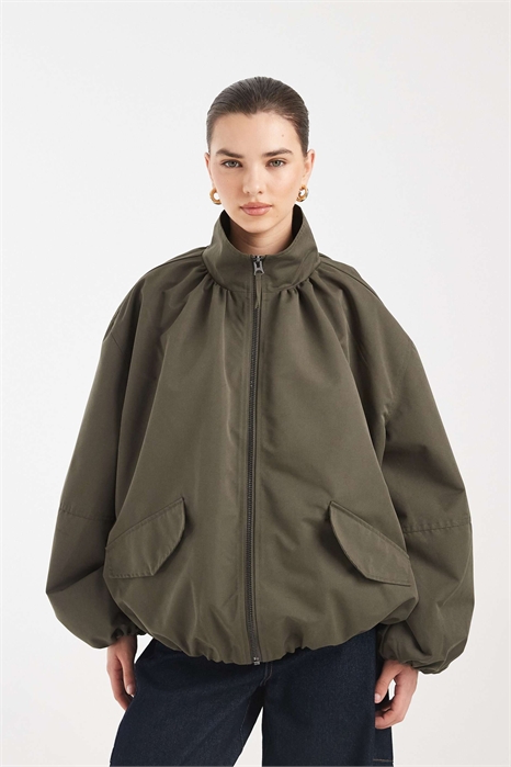 Бомбер с широким воротником-воронкой и расклешенным низом артикул 151899011