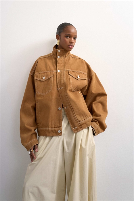 Джинсовая куртка с воротником-воронкой и эластичным подолом, табачного цвета артикул 155002330