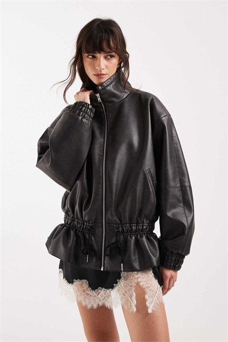 Куртка с застежкой-молнией, облегающая талию, с воротником-воронкой и отделкой под кожу артикул 151780895