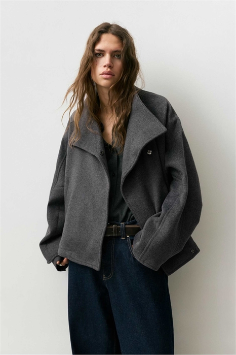 Короткое пальто с фактурной флисовой отделкой артикул 155649277