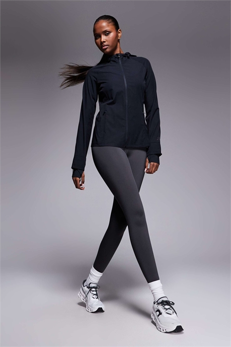 Водоотталкивающая куртка для бега облегающего кроя с капюшоном и карманами на молнии артикул 151100086