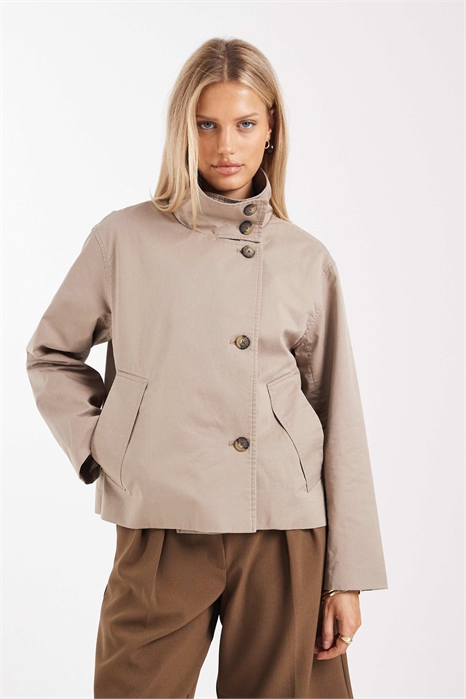 Короткий тренч премиум-класса с пуговицами спереди артикул 153991979