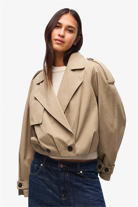 Короткая куртка-транчека с балонными рукавами артикул 155165111