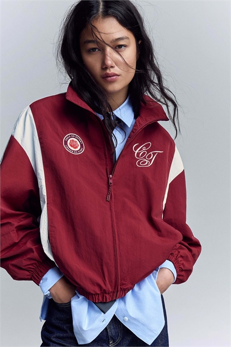 Легкая вышитая куртка бордового цвета артикул 155932268