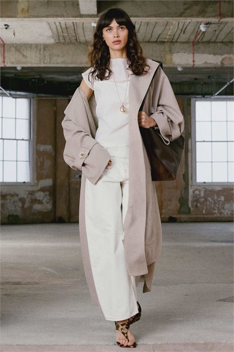 Тренч свободного кроя с чистыми линиями и заниженными проймами артикул 149594246