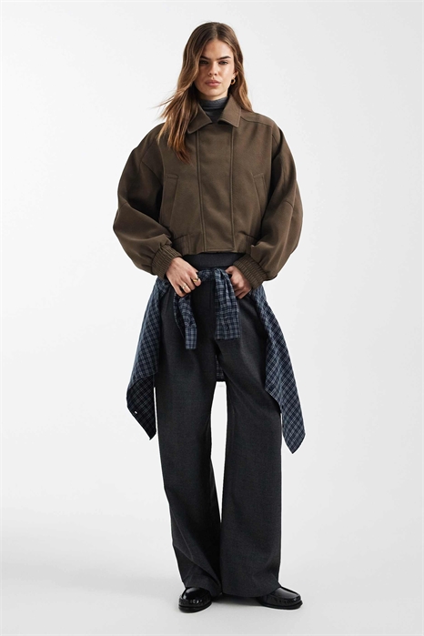 Кожаная куртка-бомбер в стиле байкера артикул 151097382