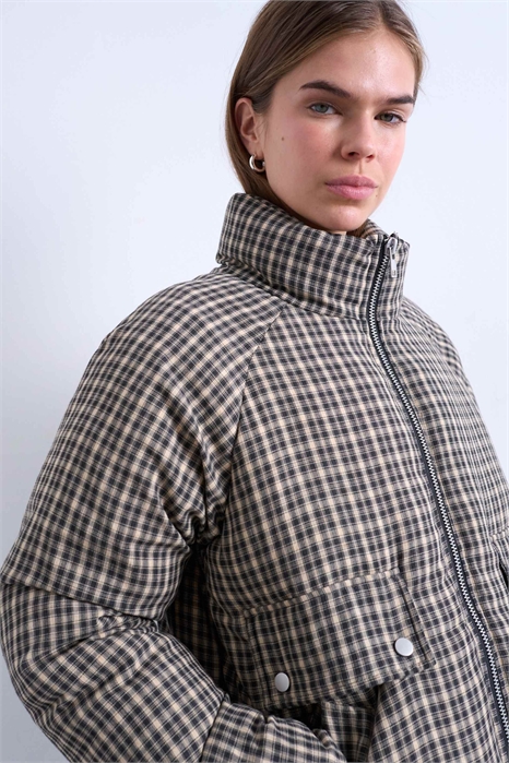 Пуховик с воронкообразным воротником и микро-чеки артикул 145575000