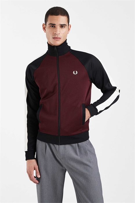 Спортивная куртка с контрастным логотипом на рукаве артикул 154960889