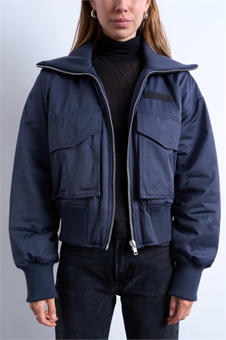 Короткая куртка-бомбер с широким воротником артикул 147470945